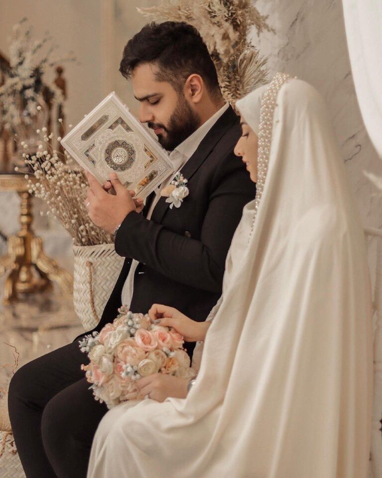 عکس عاشقانه مذهبی داماد در حال خواندن قرآن کنار عروس