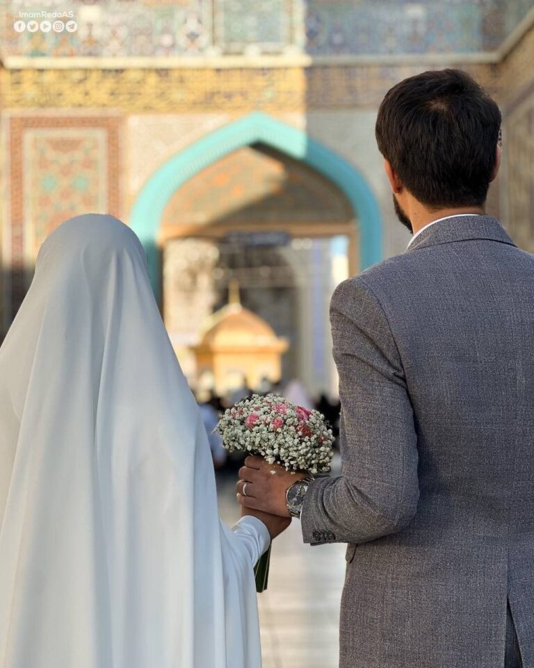 عکس عاشقانه مذهبی زوج در حرم با چادر آبی و دسته گل صورتی