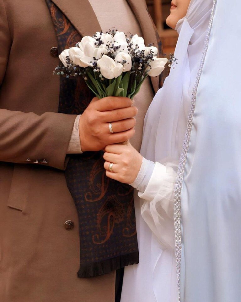 عکس عاشقانه مذهبی داماد با پالتو شتری و دسته گل لاله سفید