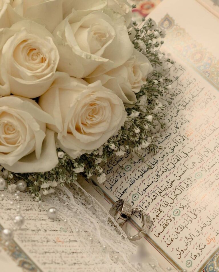 عکس قرآن باز با گل رز سفید و حلقه ازدواج و مروارید