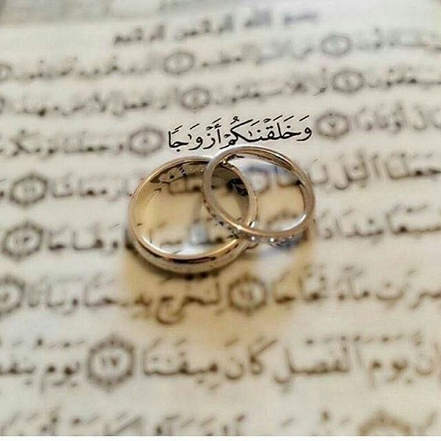 دو حلقه ازدواج روی صفحه قرآن کنار آیه وخلقناکم ازواجا