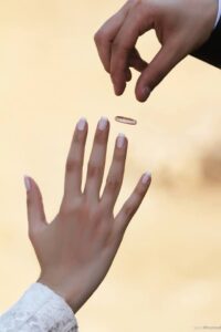 عکس حلقه ازدواج در حال افتادن در دست عروس