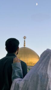 عکس عاشقانه مذهبی زوج رو به گنبد طلایی زیر آسمان و ماه