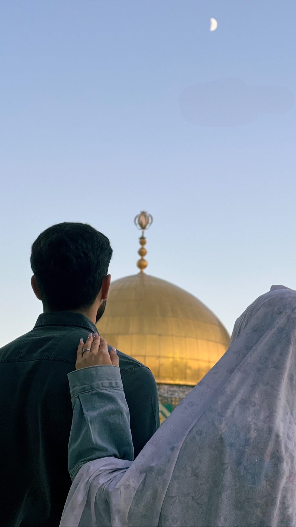 عکس عاشقانه مذهبی زوج رو به گنبد طلایی زیر آسمان و ماه