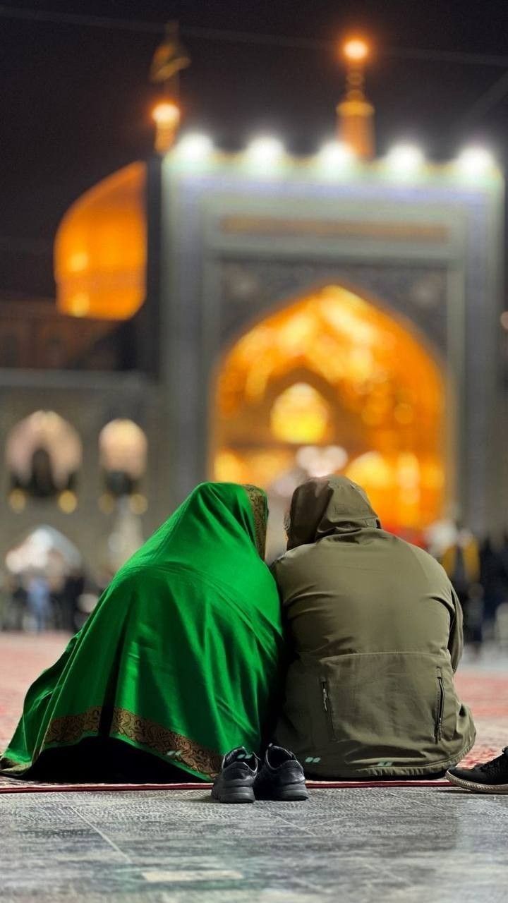 عکس عاشقانه مذهبی زوج نشسته در صحن حرم با چادر سبز