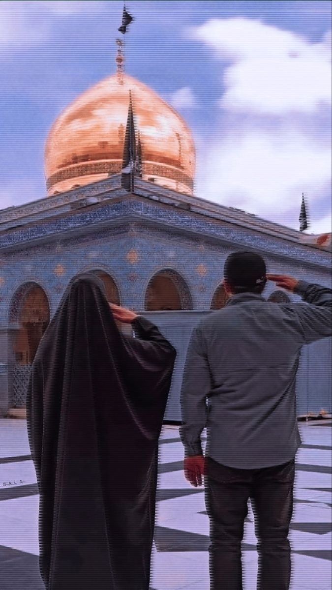 عکس عاشقانه مذهبی زوج در حال سلام دادن مقابل گنبد حرم