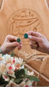 عکس عاشقانه مذهبی دو انگشتر عقیق سبز مقابل در چوبی حرم