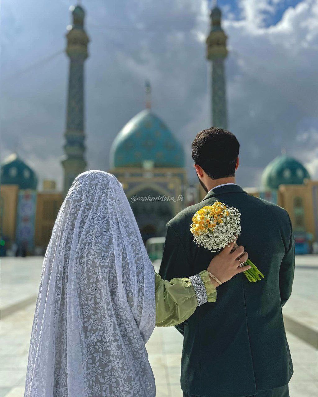 عکس عاشقانه مذهبی زوج رو به گنبد فیروزه‌ای مسجد