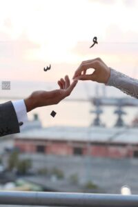 عکس عاشقانه دو دست رو به هم در غروب بندر