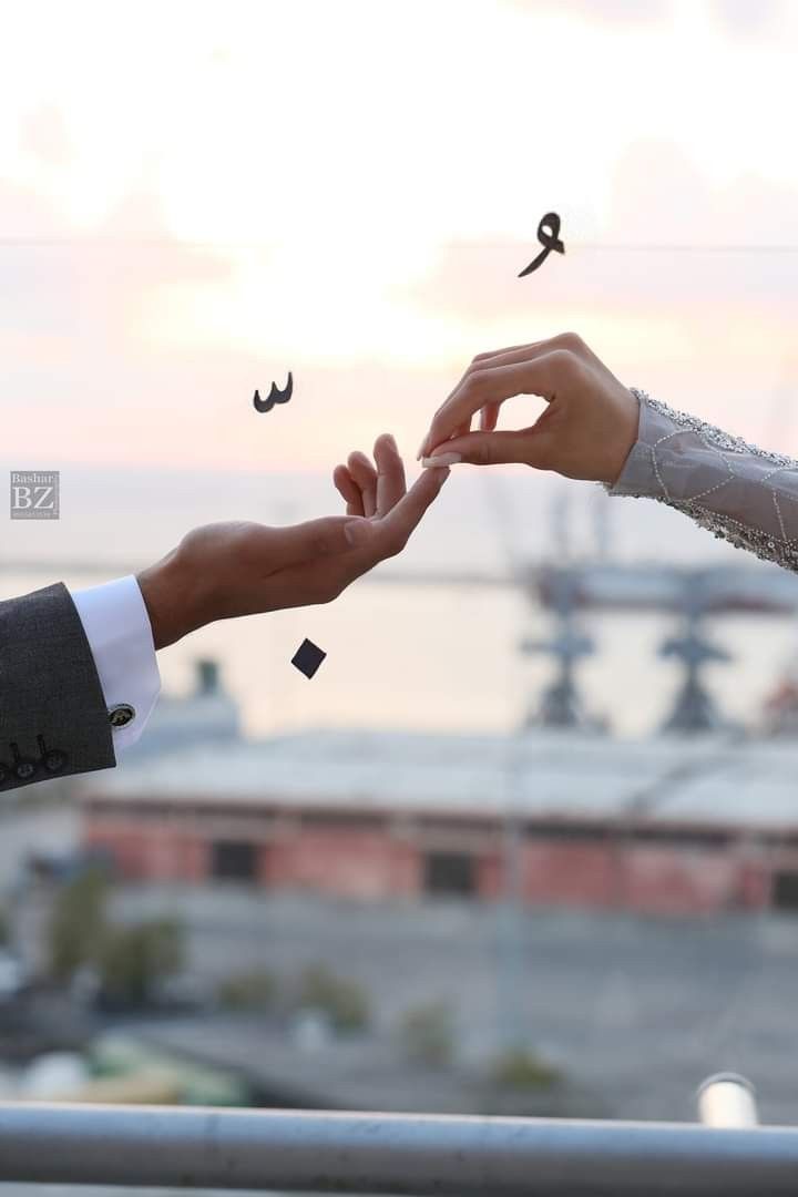 عکس عاشقانه دو دست رو به هم در غروب بندر