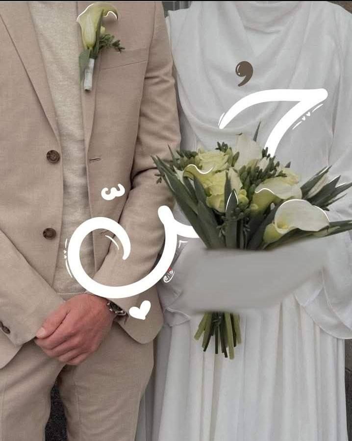 عکس عروس و داماد با کت کتان بژ و دسته گل شیپوری سفید