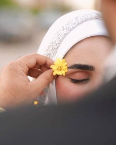 عکس عاشقانه مذهبی گل زرد کنار چشمان عروس با حجاب سفید