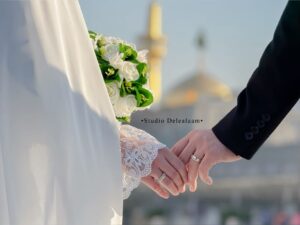 عکس عاشقانه مذهبی دست در دست مقابل گنبد طلایی در غروب