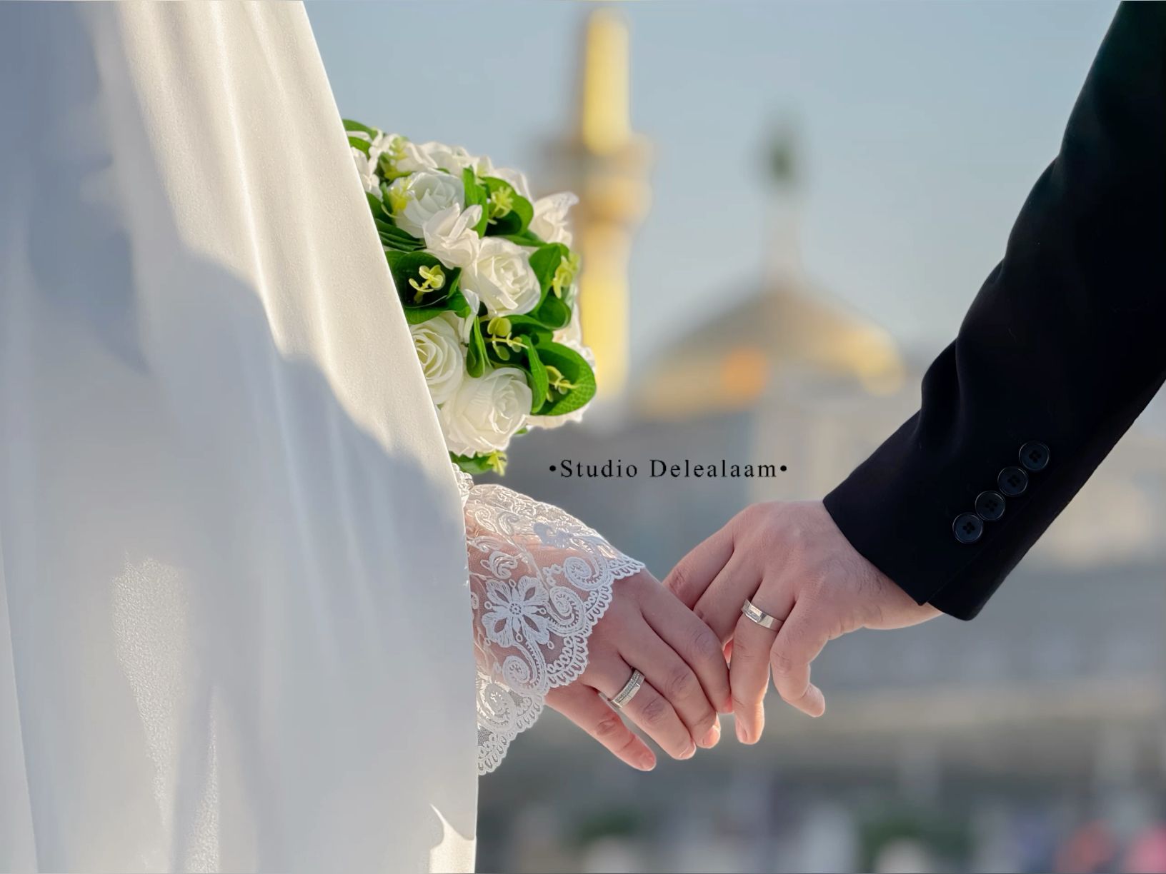 عکس عاشقانه مذهبی دست در دست مقابل گنبد طلایی در غروب