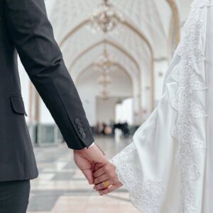 عکس عاشقانه مذهبی دست در دست زیر رواق سفید حرم