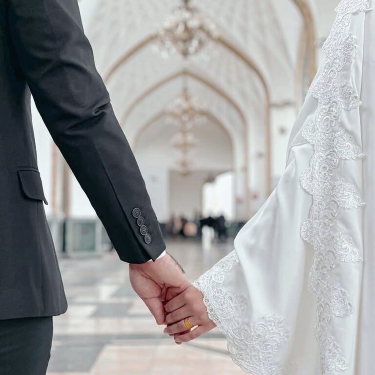 عکس عاشقانه مذهبی دست در دست زیر رواق سفید حرم