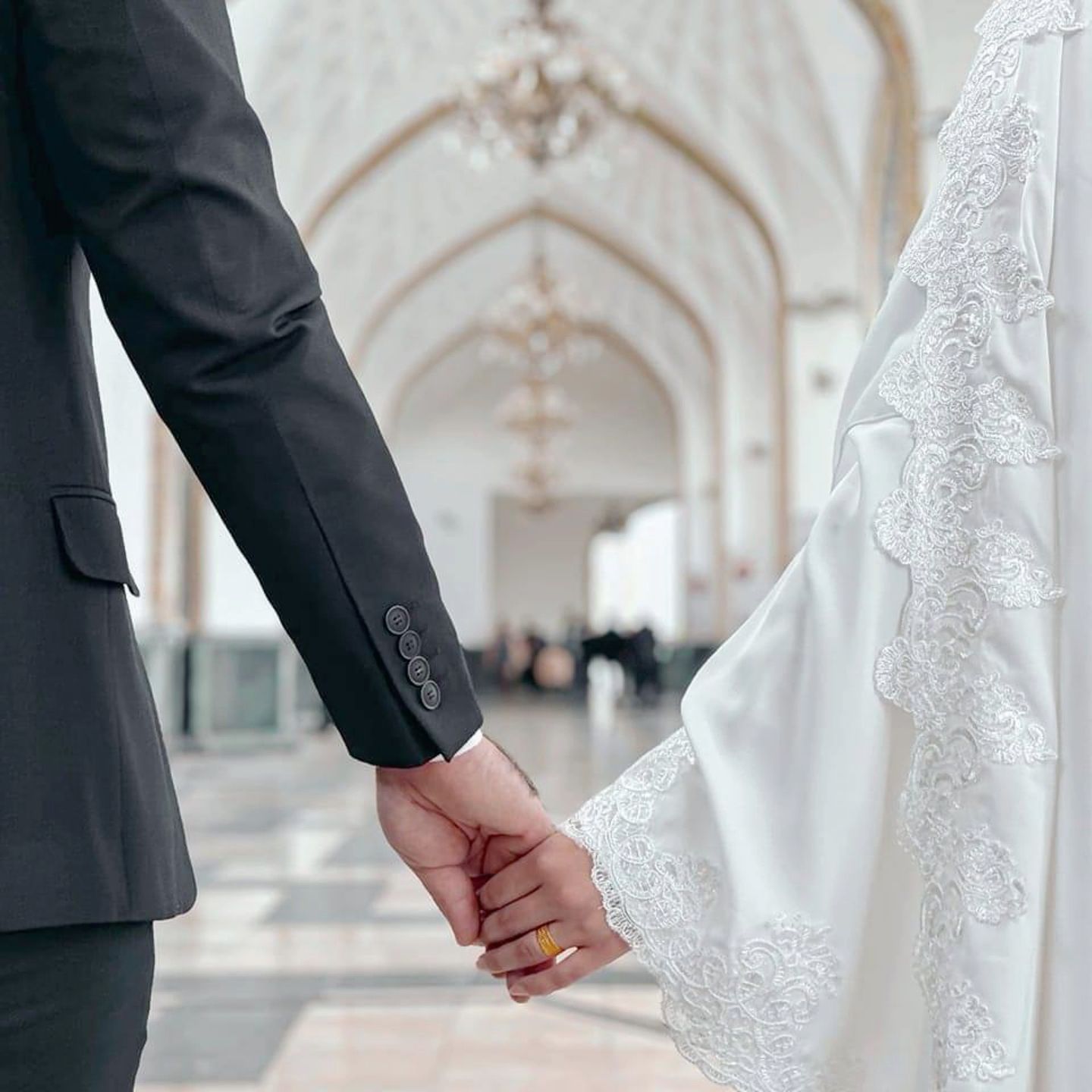 عکس عاشقانه مذهبی دست در دست زیر رواق سفید حرم