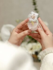 عکس گیفت عروسی کریستالی با گل مروارید در دست عروس
