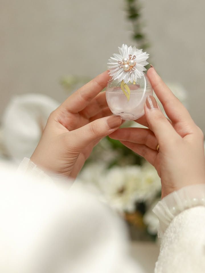 عکس گیفت عروسی کریستالی با گل مروارید در دست عروس