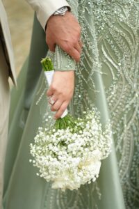عکس عروس با لباس سبز مریمی مرواریددوزی و دسته گل ژیپسوفیلا