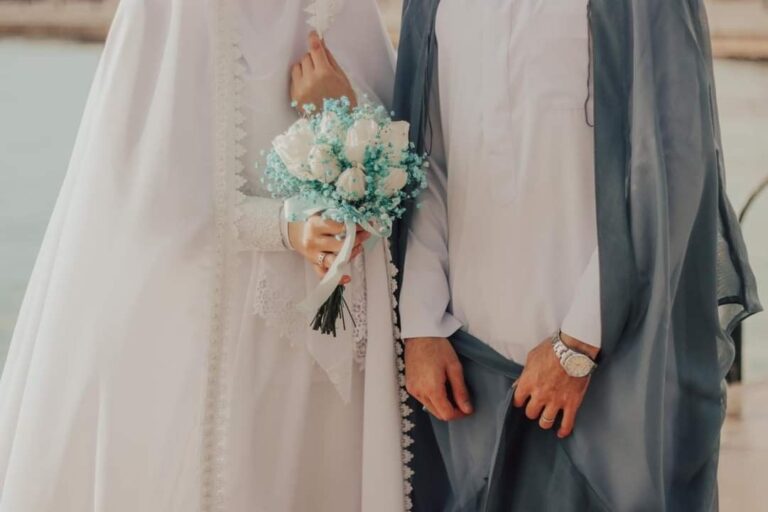 عکس عاشقانه مذهبی زوج کنار آب با لباس شیری و بشت خاکستری