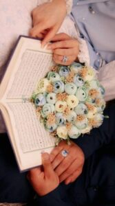 عکس عقد با قرآن و دسته گل آبی و انگشتر نگین فیروزه‌ای