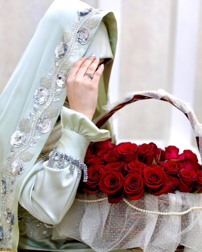 عکس عروس با مانتو سبز نعنایی و سبد گل رز قرمز