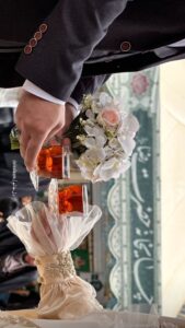 عکس عاشقانه مذهبی جشن عقد در حرم با شربت و دسته گل رز