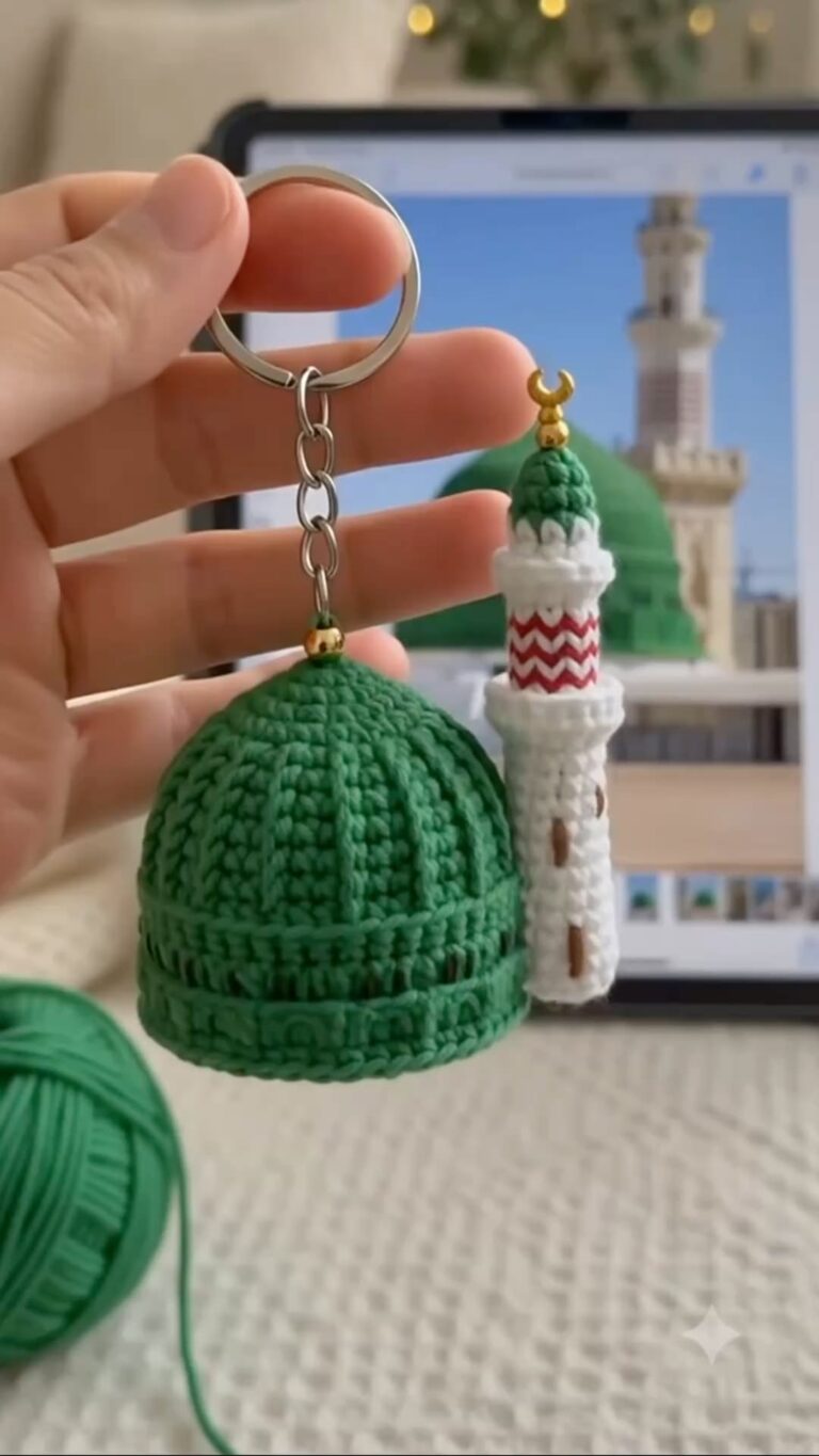 جاکلیدی بافتنی گنبد و گلدسته مسجد؛ الگوی ساده با نخ سبز و سفید
