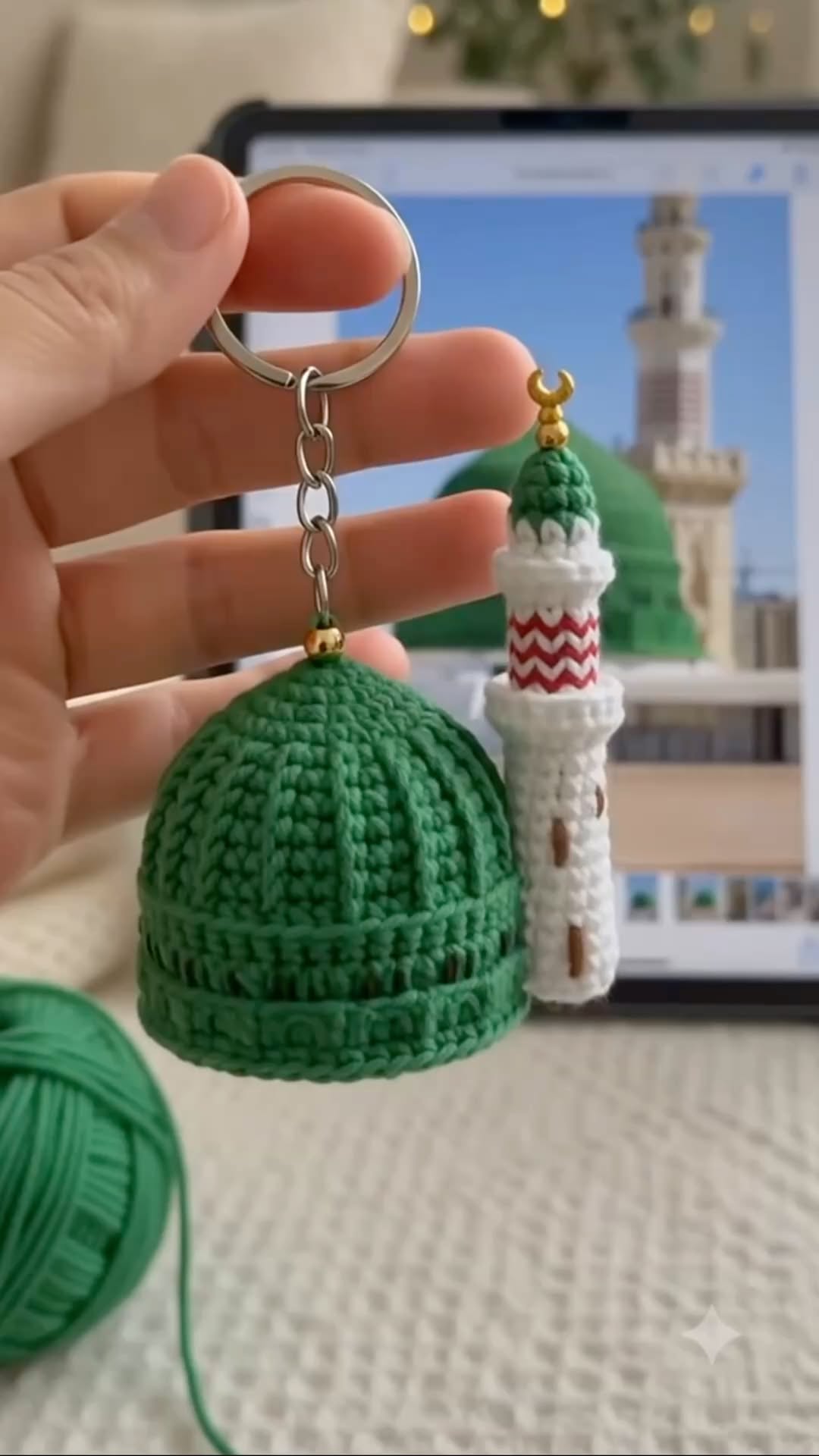 جاکلیدی بافتنی گنبد و گلدسته مسجد؛ الگوی ساده با نخ سبز و سفید