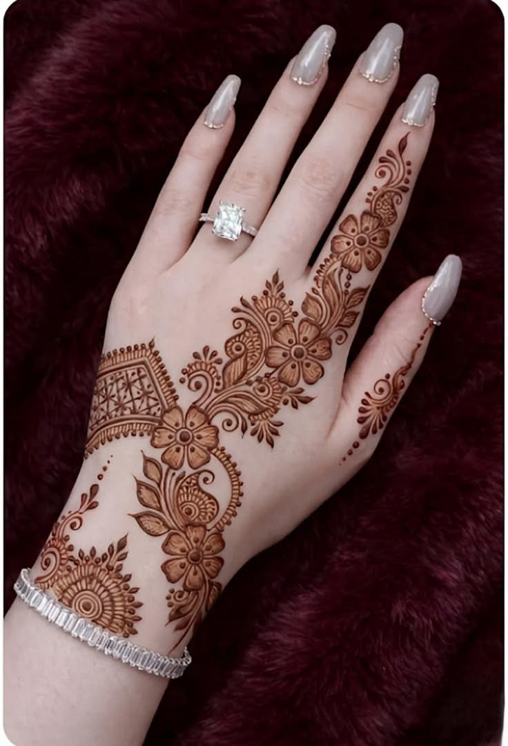 طرح حنای عروس هندی پرکار روی دست