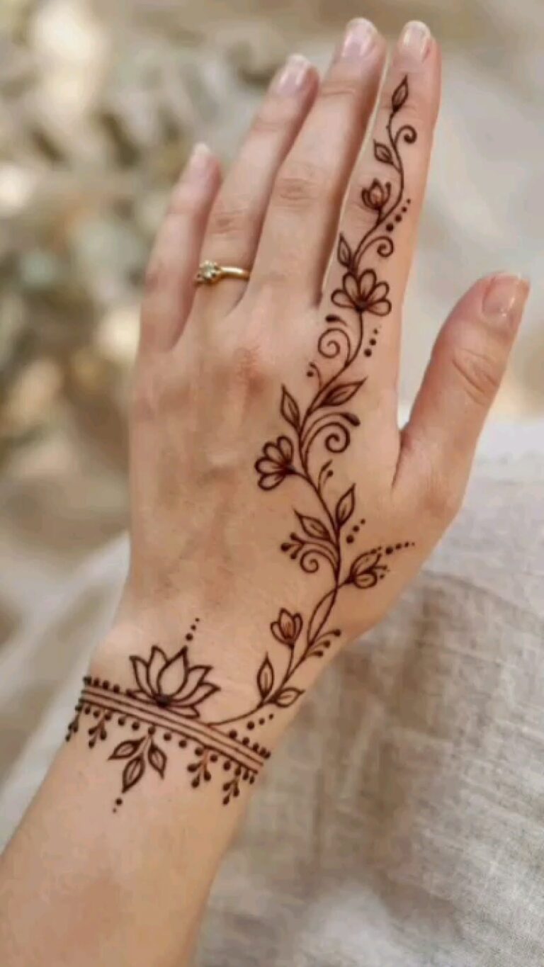 طرح حنای گل رونده و نیلوفر روی دست