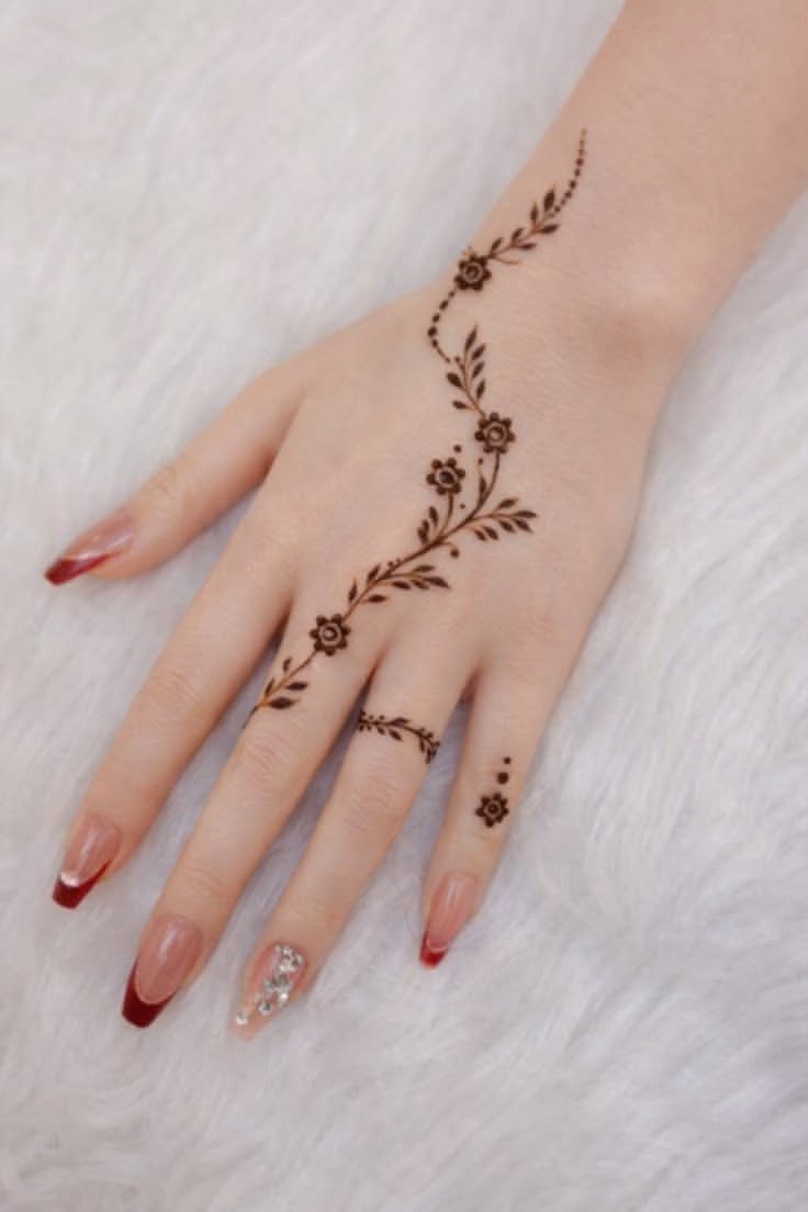 طرح حنای ساده با گل و برگ رونده