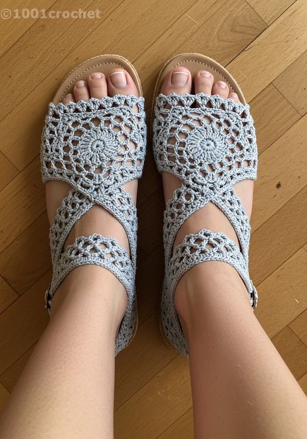 صندل بافتنی زنانه روی کف چوبی — سبک بوهو