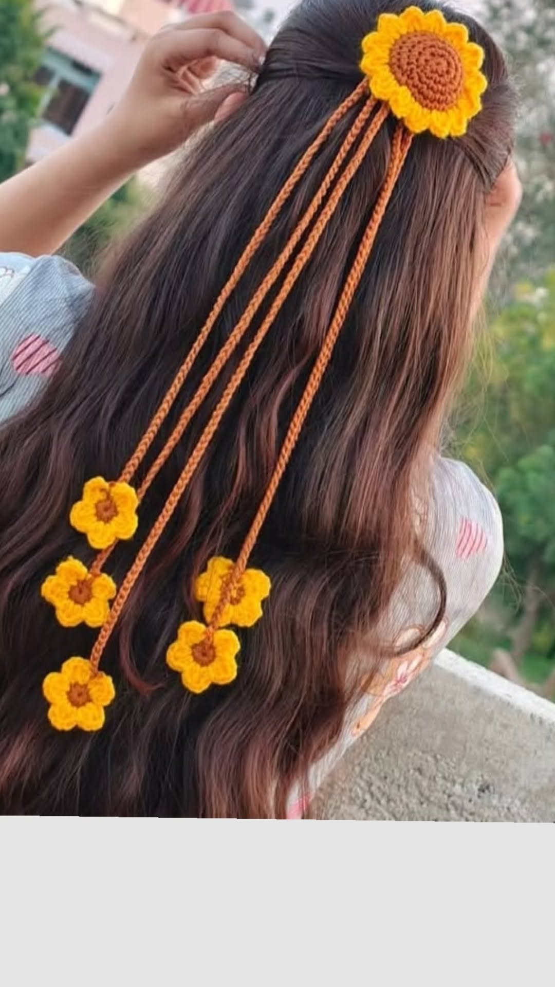 گل زرد در موهای بلند قهوه‌ای — استایل بهاری طبیعی